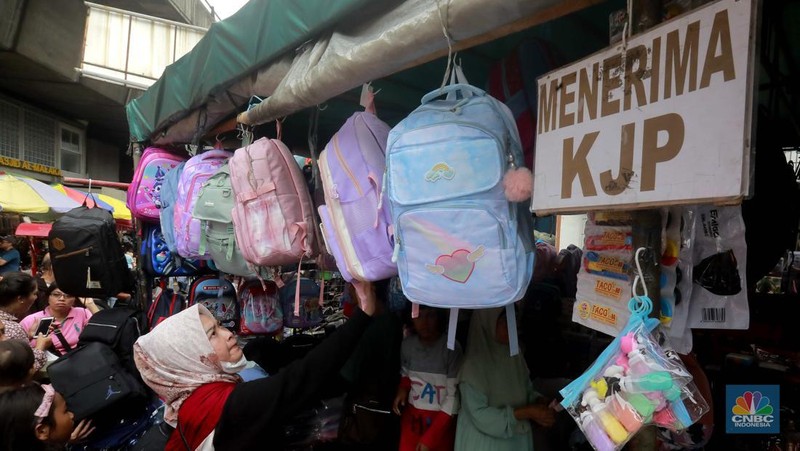 Pengunjung memadati pasar Asemka untuk membeli kebutuhan perlengkapan sekolah, di Asemka, Jakarta Barat, (2/7/2024). (CNBC Indonesia/Muhammad Sabki)