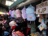 Ekonomi Menggeliat, Pasar Asemka Penuh Sesak Sambut Tahun Ajaran Baru