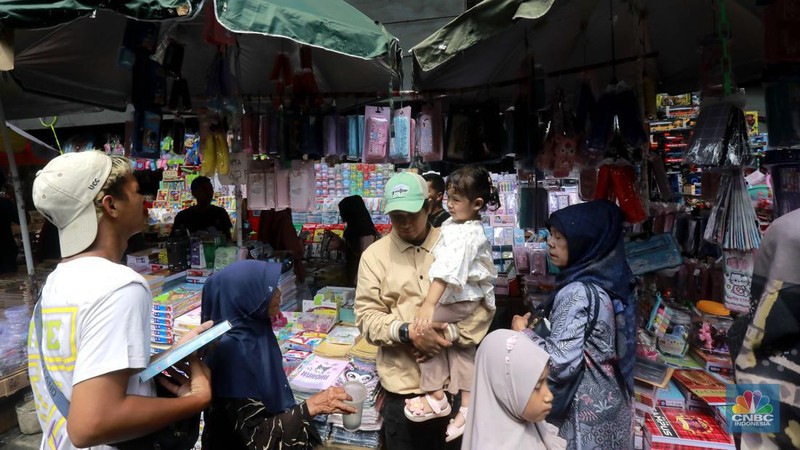 Pengunjung memadati pasar Asemka untuk membeli kebutuhan perlengkapan sekolah, di Asemka, Jakarta Barat, (2/7/2024). (CNBC Indonesia/Muhammad Sabki)