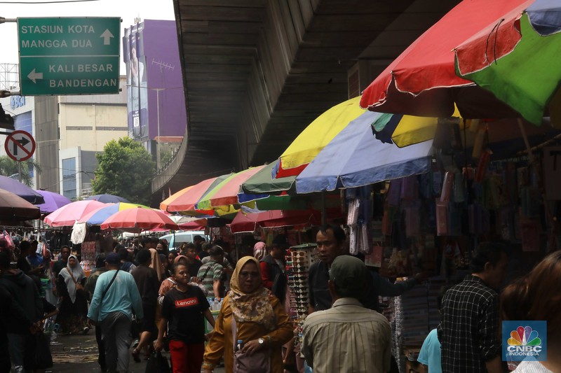 Pengunjung memadati pasar Asemka untuk membeli kebutuhan perlengkapan sekolah, di Asemka, Jakarta Barat, (2/7/2024). (CNBC Indonesia/Muhammad Sabki) Pengunjung memadati pasar Asemka untuk membeli kebutuhan perlengkapan sekolah, di Asemka, Jakarta Barat, (2/7/2024). (CNBC Indonesia/Muhammad Sabki)