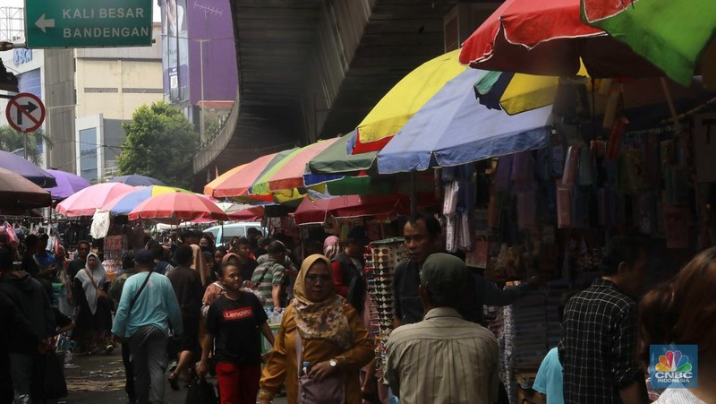 Pengunjung memadati pasar Asemka untuk membeli kebutuhan perlengkapan sekolah, di Asemka, Jakarta Barat, (2/7/2024). (CNBC Indonesia/Muhammad Sabki)