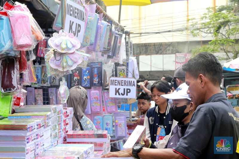 Pengunjung memadati pasar Asemka untuk membeli kebutuhan perlengkapan sekolah, di Asemka, Jakarta Barat, (2/7/2024). (CNBC Indonesia/Muhammad Sabki) Pengunjung memadati pasar Asemka untuk membeli kebutuhan perlengkapan sekolah, di Asemka, Jakarta Barat, (2/7/2024). (CNBC Indonesia/Muhammad Sabki)