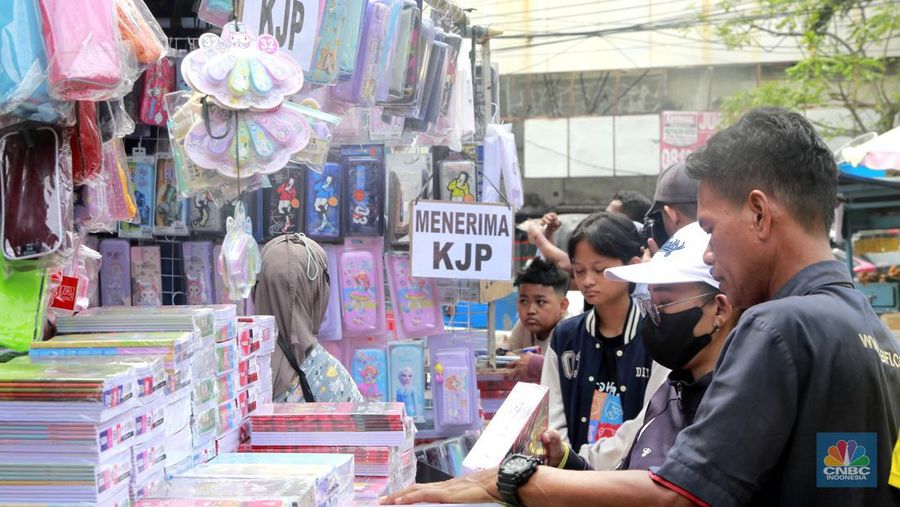 Pengunjung memadati pasar Asemka untuk membeli kebutuhan perlengkapan sekolah, di Asemka, Jakarta Barat, (2/7/2024). (CNBC Indonesia/Muhammad Sabki)