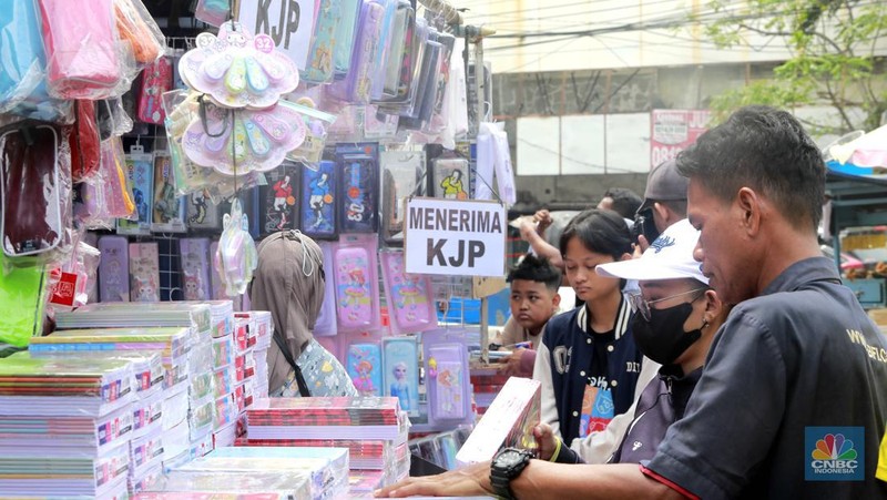 Pengunjung memadati pasar Asemka untuk membeli kebutuhan perlengkapan sekolah, di Asemka, Jakarta Barat, (2/7/2024). (CNBC Indonesia/Muhammad Sabki)