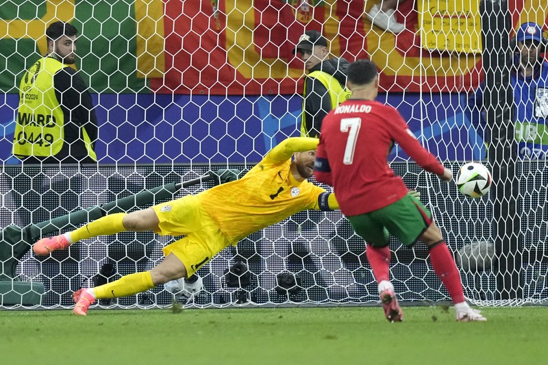 Reaksi pemain Portugal Cristiano Ronaldo setelah gagal mencetak penalti pada pertandingan babak enam belas besar antara Portugal dan Slovenia pada turnamen sepak bola Euro 2024 di Frankfurt, Jerman, Senin, 1 Juli 2024. Reaksi pemain Portugal Cristiano Ronaldo setelah gagal mencetak penalti pada pertandingan babak enam belas besar antara Portugal dan Slovenia pada turnamen sepak bola Euro 2024 di Frankfurt, Jerman, Senin, 1 Juli 2024. (AP Photo/Matthias Schrader)