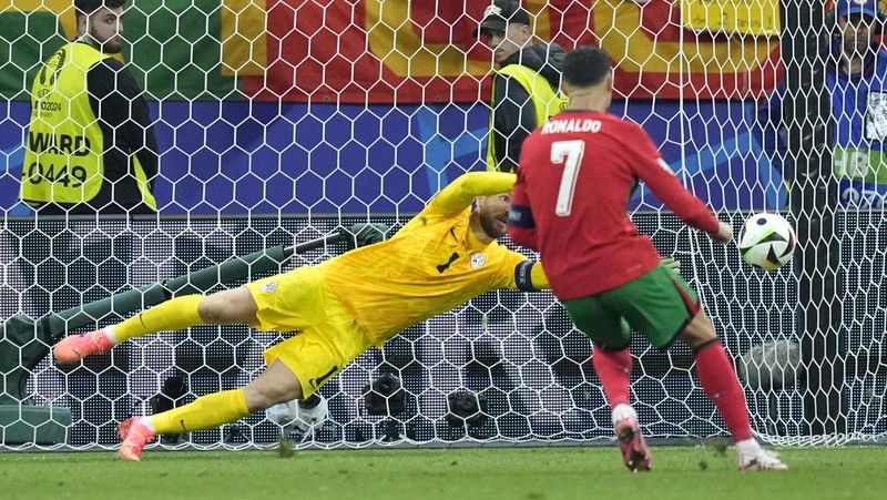 Reaksi pemain Portugal Cristiano Ronaldo setelah gagal mencetak penalti pada pertandingan babak enam belas besar antara Portugal dan Slovenia pada turnamen sepak bola Euro 2024 di Frankfurt, Jerman, Senin, 1 Juli 2024. (AP Photo/Matthias Schrader)