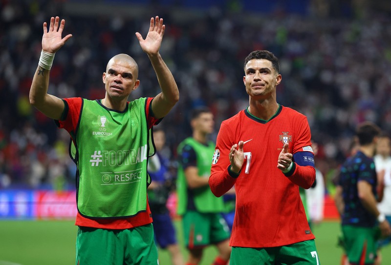 Reaksi pemain Portugal Cristiano Ronaldo setelah gagal mencetak penalti pada pertandingan babak enam belas besar antara Portugal dan Slovenia pada turnamen sepak bola Euro 2024 di Frankfurt, Jerman, Senin, 1 Juli 2024. (AP Photo/Matthias Schrader)