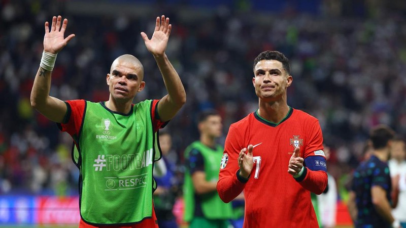 Reaksi pemain Portugal Cristiano Ronaldo setelah gagal mencetak penalti pada pertandingan babak enam belas besar antara Portugal dan Slovenia pada turnamen sepak bola Euro 2024 di Frankfurt, Jerman, Senin, 1 Juli 2024. (AP Photo/Matthias Schrader)