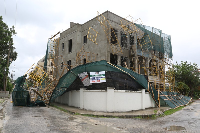 Mobil memasuki jalan yang dipenuhi puing-puing di lingkungan Hastings setelah Badai Beryl melintas di Bridgetown, Barbados 1 Juli 2024. (REUTERS/Nigel R Browne)