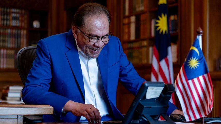 Perdana Menteri (PM) Malaysia Anwar Ibrahim melakukan panggilan telefon dengan Presiden Terpilih Indonesia merangkap Menteri Pertahanan, Prabowo Subianto pada Senin (1/7/2024). (Instagram @anwaribrahim_my)