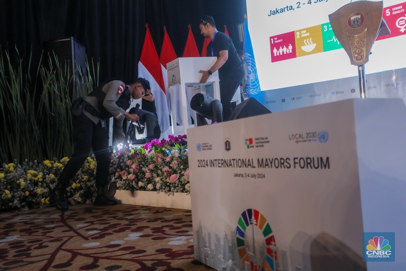 Petugas kepoliasian melakukan penyisiran jelang pembukaan 2024 International Mayors Forum di Grand Ballroom, Grand Hyatt, Jakarta, Selasa (2/7/2024). (CNBC Indonesia/Faisal Rahman)