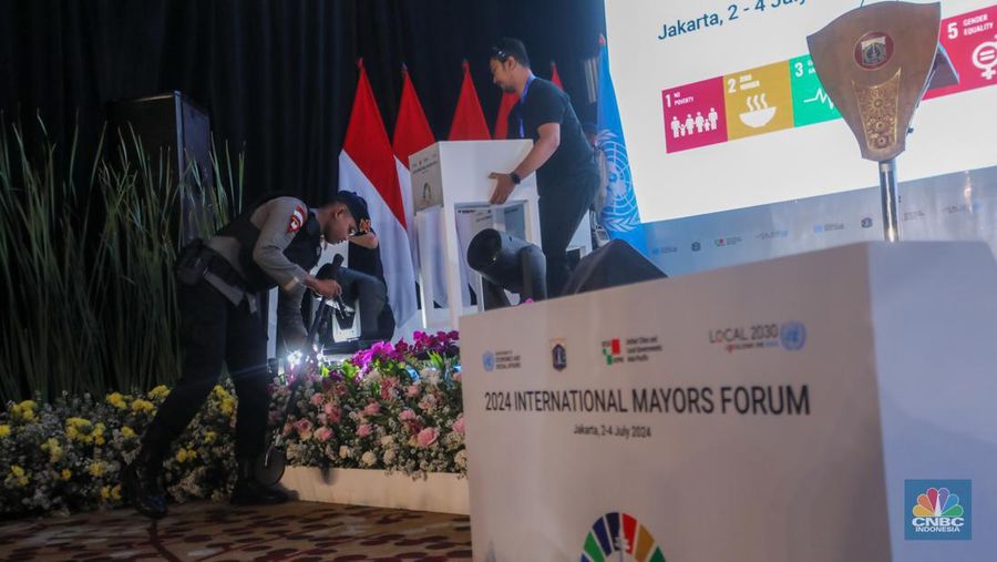 Petugas kepoliasian melakukan penyisiran jelang pembukaan 2024 International Mayors Forum di Grand Ballroom, Grand Hyatt, Jakarta, Selasa (2/7/2024). (CNBC Indonesia/Faisal Rahman)