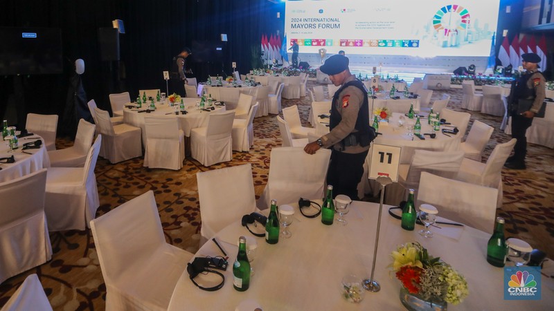 Petugas kepoliasian melakukan penyisiran jelang pembukaan 2024 International Mayors Forum di Grand Ballroom, Grand Hyatt, Jakarta, Selasa (2/7/2024). Petugas kepoliasian melakukan penyisiran jelang pembukaan 2024 International Mayors Forum di Grand Ballroom, Grand Hyatt, Jakarta, Selasa (2/7/2024). (CNBC Indonesia/Faisal Rahman)