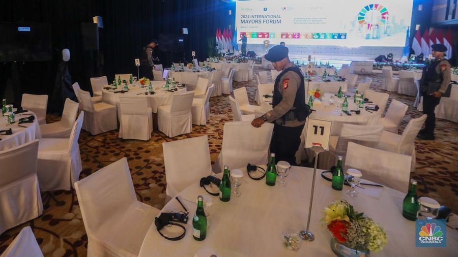 Petugas kepoliasian melakukan penyisiran jelang pembukaan 2024 International Mayors Forum di Grand Ballroom, Grand Hyatt, Jakarta, Selasa (2/7/2024). (CNBC Indonesia/Faisal Rahman)