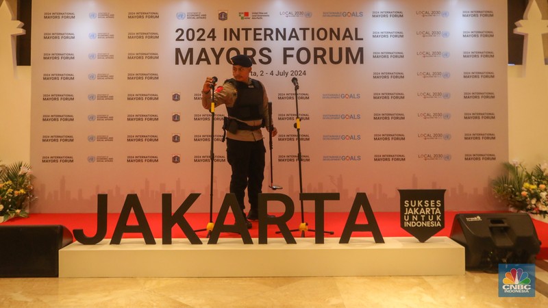 Petugas kepoliasian melakukan penyisiran jelang pembukaan 2024 International Mayors Forum di Grand Ballroom, Grand Hyatt, Jakarta, Selasa (2/7/2024). (CNBC Indonesia/Faisal Rahman)