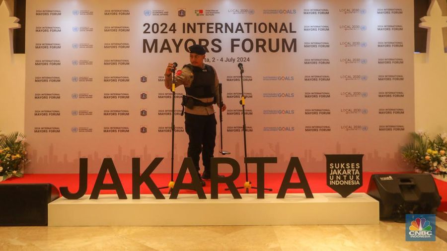 Petugas kepoliasian melakukan penyisiran jelang pembukaan 2024 International Mayors Forum di Grand Ballroom, Grand Hyatt, Jakarta, Selasa (2/7/2024). (CNBC Indonesia/Faisal Rahman)