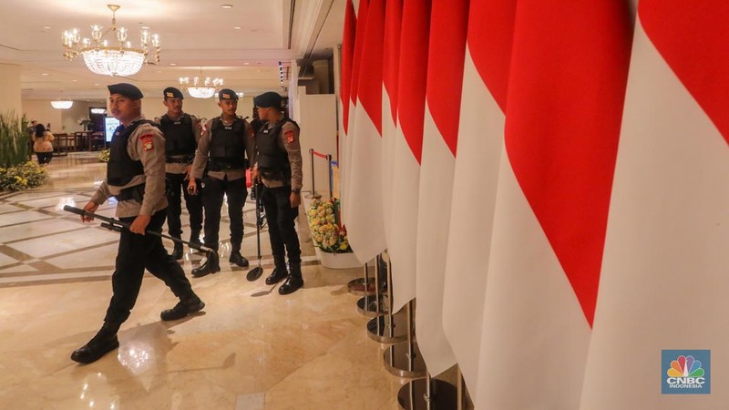 Petugas kepoliasian melakukan penyisiran jelang pembukaan 2024 International Mayors Forum di Grand Ballroom, Grand Hyatt, Jakarta, Selasa (2/7/2024). (CNBC Indonesia/Faisal Rahman)