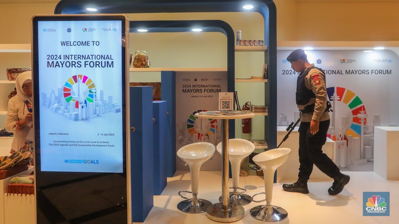 Petugas kepoliasian melakukan penyisiran jelang pembukaan 2024 International Mayors Forum di Grand Ballroom, Grand Hyatt, Jakarta, Selasa (2/7/2024). Petugas kepoliasian melakukan penyisiran jelang pembukaan 2024 International Mayors Forum di Grand Ballroom, Grand Hyatt, Jakarta, Selasa (2/7/2024). (CNBC Indonesia/Faisal Rahman)
