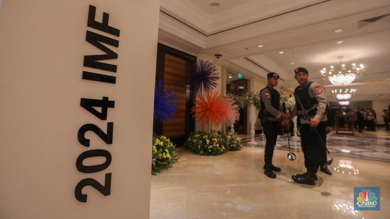 Petugas kepoliasian melakukan penyisiran jelang pembukaan 2024 International Mayors Forum di Grand Ballroom, Grand Hyatt, Jakarta, Selasa (2/7/2024). (CNBC Indonesia/Faisal Rahman)