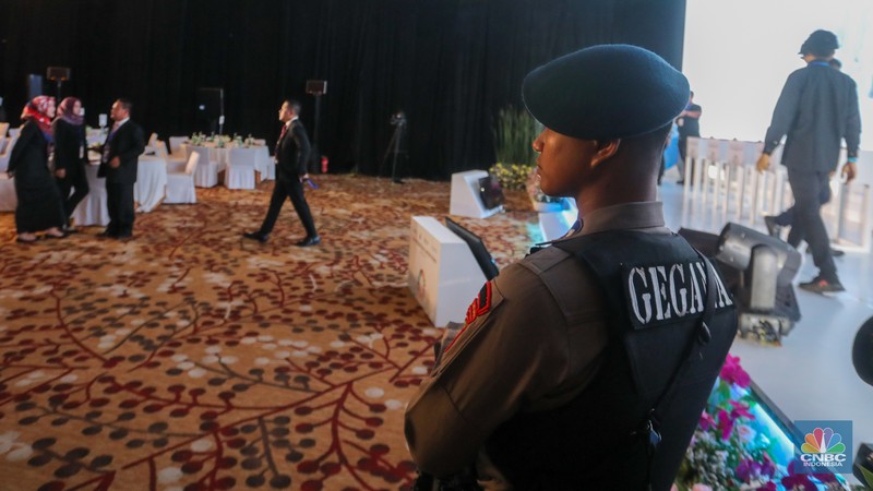 Petugas kepoliasian melakukan penyisiran jelang pembukaan 2024 International Mayors Forum di Grand Ballroom, Grand Hyatt, Jakarta, Selasa (2/7/2024). Petugas kepoliasian melakukan penyisiran jelang pembukaan 2024 International Mayors Forum di Grand Ballroom, Grand Hyatt, Jakarta, Selasa (2/7/2024). (CNBC Indonesia/Faisal Rahman)