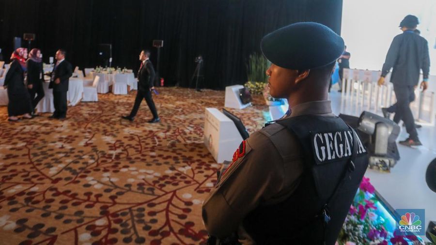 Petugas kepoliasian melakukan penyisiran jelang pembukaan 2024 International Mayors Forum di Grand Ballroom, Grand Hyatt, Jakarta, Selasa (2/7/2024). (CNBC Indonesia/Faisal Rahman)