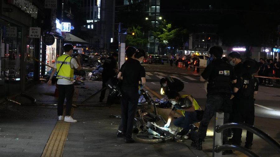 Petugas polisi menyelidiki lokasi kecelakaan mobil di dekat Balai Kota Seoul di pusat kota Seoul, Korea Selatan, Selasa, 2 Juli 2024. Sebuah mobil menabrak pejalan kaki yang menunggu di lampu lalu lintas di pusat kota Seoul pada Senin malam, menewaskan sembilan orang dan melukai empat orang, warga Korea Selatan.  kata pejabat darurat. (AP Photo/Ahn Young-joon)