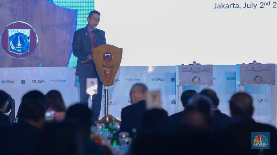 PJ Gubernur DKI Jakarta, Heru Budi Hartono menyampaikan pemaparan saat pembukaan acara 2024 International Mayors Forum di Jakarta, Selasa (2/7/2024). (²©²ÊÍøÕ¾/Faisal Rahman)