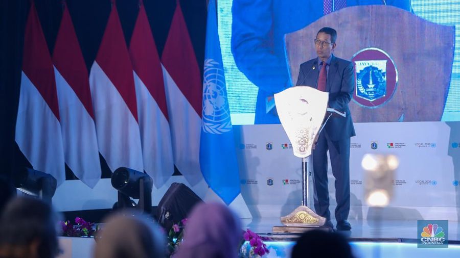 PJ Gubernur DKI Jakarta, Heru Budi Hartono menyampaikan pemaparan saat pembukaan acara 2024 International Mayors Forum di Jakarta, Selasa (2/7/2024). (CNBC Indonesia/Faisal Rahman)