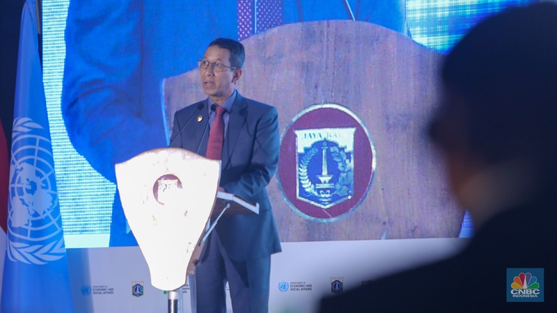 PJ Gubernur DKI Jakarta, Heru Budi Hartono menyampaikan pemaparan saat pembukaan acara 2024 International Mayors Forum di Jakarta, Selasa (2/7/2024). (CNBC Indonesia/Faisal Rahman)