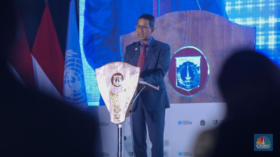 PJ Gubernur DKI Jakarta, Heru Budi Hartono menyampaikan pemaparan saat pembukaan acara 2024 International Mayors Forum di Jakarta, Selasa (2/7/2024). (CNBC Indonesia/Faisal Rahman)
