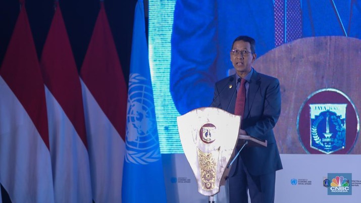 PJ Gubernur DKI Jakarta, Heru Budi Hartono menyampaikan pemaparan saat pembukaan acara 2024 International Mayors Forum di Jakarta, Selasa (2/7/2024). (CNBC Indonesia/Faisal Rahman)