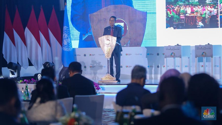 PJ Gubernur DKI Jakarta, Heru Budi Hartono menyampaikan pemaparan saat pembukaan acara 2024 International Mayors Forum di Jakarta, Selasa (2/7/2024). (CNBC Indonesia/Faisal Rahman)