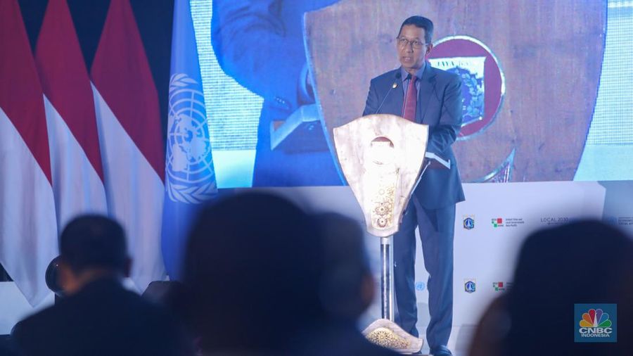 PJ Gubernur DKI Jakarta, Heru Budi Hartono menyampaikan pemaparan saat pembukaan acara 2024 International Mayors Forum di Jakarta, Selasa (2/7/2024). (CNBC Indonesia/Faisal Rahman)