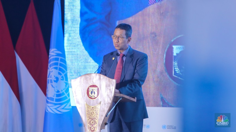 PJ Gubernur DKI Jakarta, Heru Budi Hartono menyampaikan pemaparan saat pembukaan acara 2024 International Mayors Forum di Jakarta, Selasa (2/7/2024). (CNBC Indonesia/Faisal Rahman)