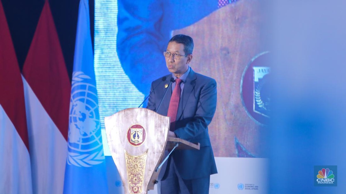pj-gubernur-dki-jakarta-heru-budi-hartono-menyampaikan-pemaparan-saat-pembukaan-acara-2024-international-mayors-forum-di-jakar-8_169 Staf Khusus Mensesneg Prasetyo Hadi