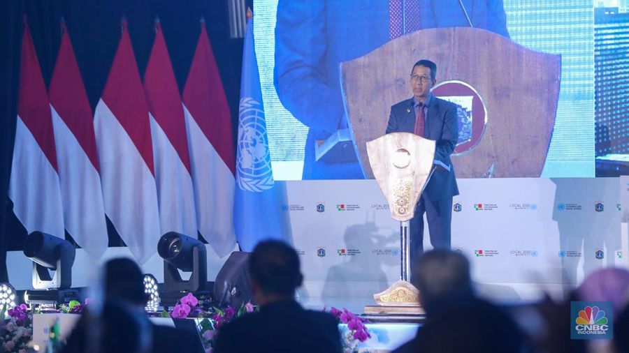 PJ Gubernur DKI Jakarta, Heru Budi Hartono menyampaikan pemaparan saat pembukaan acara 2024 International Mayors Forum di Jakarta, Selasa (2/7/2024). (CNBC Indonesia/Faisal Rahman)