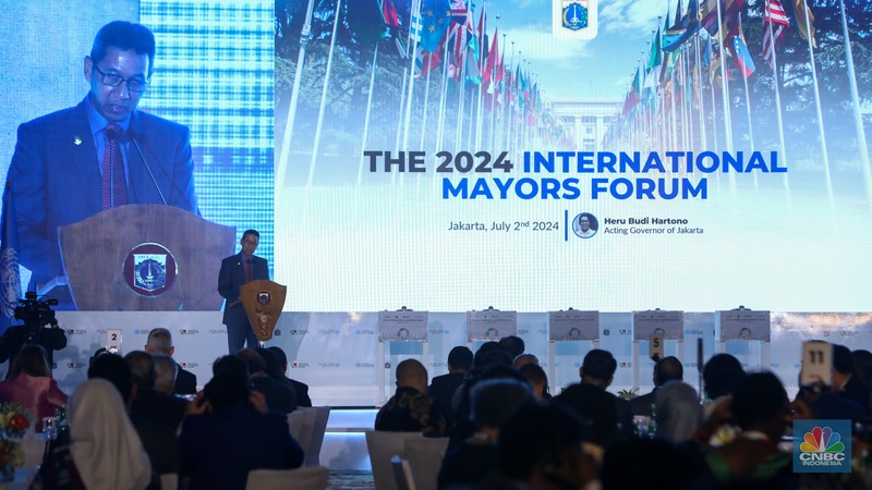 PJ Gubernur DKI Jakarta, Heru Budi Hartono menyampaikan pemaparan saat pembukaan acara 2024 International Mayors Forum di Jakarta, Selasa (2/7/2024). (CNBC Indonesia/Faisal Rahman)