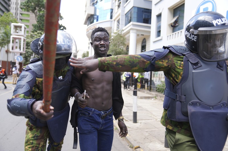 Puluhan orang tewas di Kenya usai mengikuti aksi demonstrasi berujung kekerasan, yang memprotes keputusan pemerintah menaikkan pajak. (AP Photo/Andrew Kasuku) Puluhan orang tewas di Kenya usai mengikuti aksi demonstrasi berujung kekerasan, yang memprotes keputusan pemerintah menaikkan pajak. (AP Photo/Andrew Kasuku)
