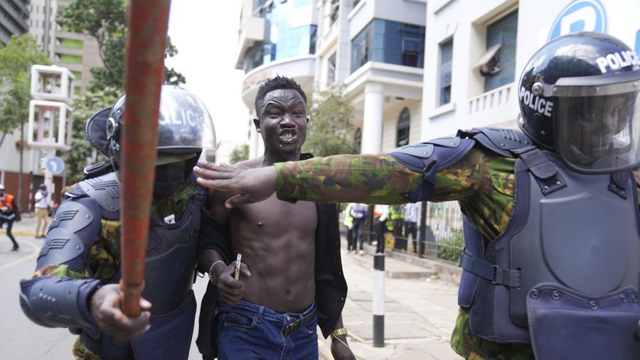 Puluhan orang tewas di Kenya usai mengikuti aksi demonstrasi berujung kekerasan, yang memprotes keputusan pemerintah menaikkan pajak. (AP Photo/Andrew Kasuku)