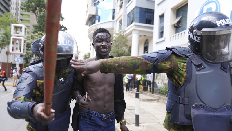 Puluhan orang tewas di Kenya usai mengikuti aksi demonstrasi berujung kekerasan, yang memprotes keputusan pemerintah menaikkan pajak. (AP Photo/Andrew Kasuku)