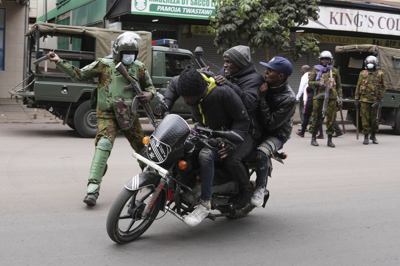 Puluhan orang tewas di Kenya usai mengikuti aksi demonstrasi berujung kekerasan, yang memprotes keputusan pemerintah menaikkan pajak. (AP Photo/Andrew Kasuku) Puluhan orang tewas di Kenya usai mengikuti aksi demonstrasi berujung kekerasan, yang memprotes keputusan pemerintah menaikkan pajak. (AP Photo/Andrew Kasuku)