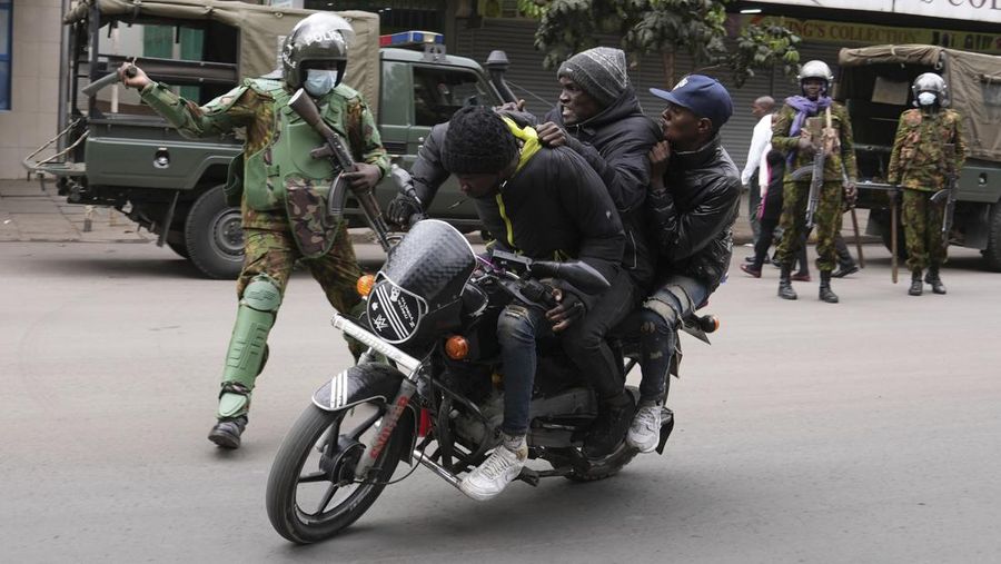 Puluhan orang tewas di Kenya usai mengikuti aksi demonstrasi berujung kekerasan, yang memprotes keputusan pemerintah menaikkan pajak. (AP Photo/Andrew Kasuku)
