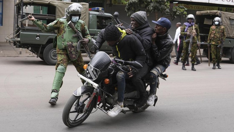Puluhan orang tewas di Kenya usai mengikuti aksi demonstrasi berujung kekerasan, yang memprotes keputusan pemerintah menaikkan pajak. (AP Photo/Andrew Kasuku)