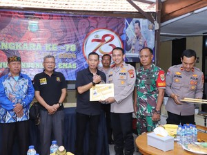 Polsek Mampang Serahkan Kartu Anggota FKPM di HUT ke-78 Bhayangkara