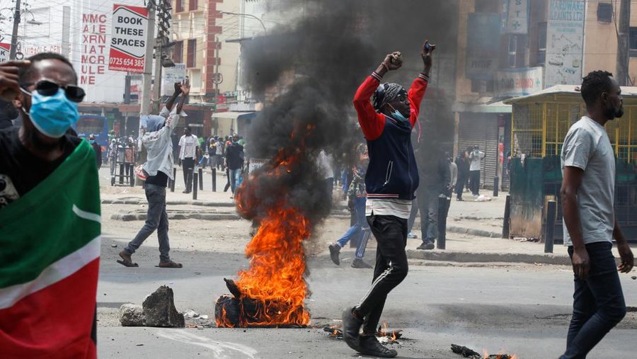 Puluhan orang tewas di Kenya usai mengikuti aksi demonstrasi berujung kekerasan, yang memprotes keputusan pemerintah menaikkan pajak. (AP Photo/Andrew Kasuku)
