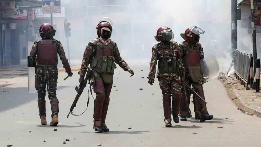 Puluhan orang tewas di Kenya usai mengikuti aksi demonstrasi berujung kekerasan, yang memprotes keputusan pemerintah menaikkan pajak. (AP Photo/Andrew Kasuku)