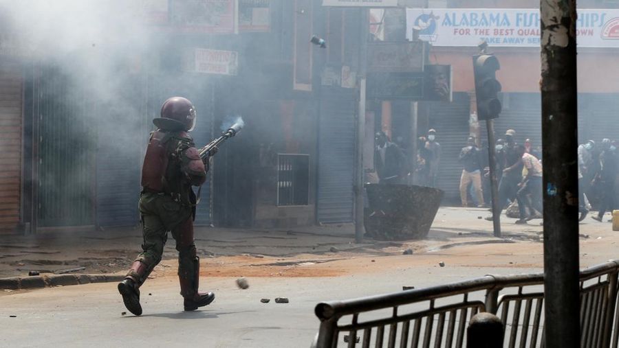Puluhan orang tewas di Kenya usai mengikuti aksi demonstrasi berujung kekerasan, yang memprotes keputusan pemerintah menaikkan pajak. (AP Photo/Andrew Kasuku)