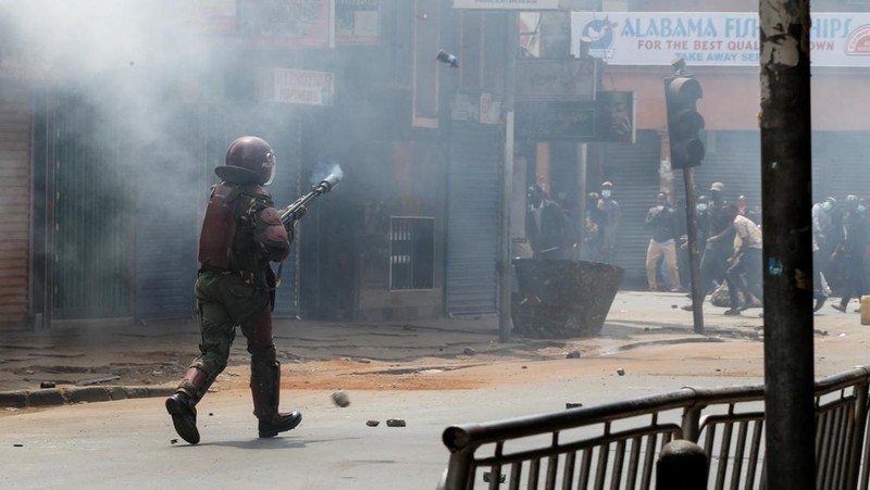 Puluhan orang tewas di Kenya usai mengikuti aksi demonstrasi berujung kekerasan, yang memprotes keputusan pemerintah menaikkan pajak. (AP Photo/Andrew Kasuku)