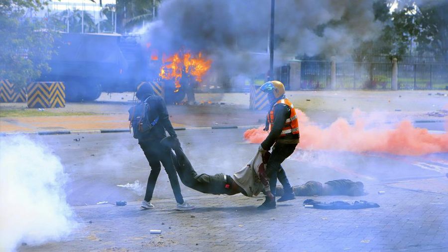 Puluhan orang tewas di Kenya usai mengikuti aksi demonstrasi berujung kekerasan, yang memprotes keputusan pemerintah menaikkan pajak. (AP Photo/Andrew Kasuku)