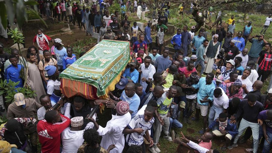 Puluhan orang tewas di Kenya usai mengikuti aksi demonstrasi berujung kekerasan, yang memprotes keputusan pemerintah menaikkan pajak. (AP Photo/Andrew Kasuku)